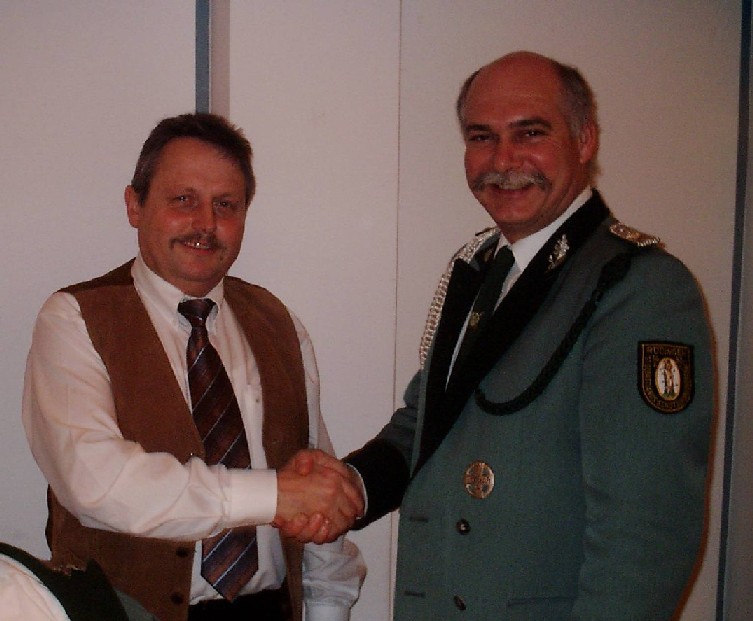 Brudermeister Gebhard Gerken (rechts) gratuliert dem gewählten II. Kassierer Peter Marx (links) zur neuen Aufgabe.