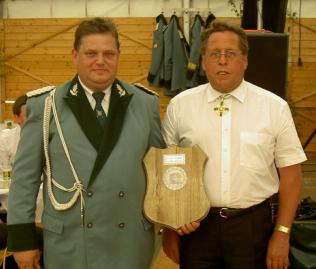 Der 2. Brudermeister Karl Remus mit der neuen Wanderplakette, die Ihm von Heinz Breuer überreicht wurde.