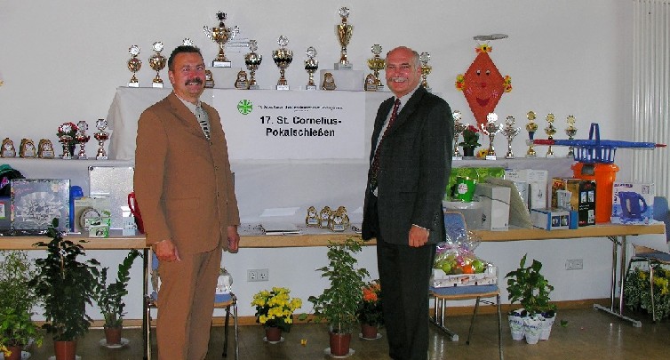 Brudermeister Gebhard Gerken mit Schießmeister Dieter Bongartz und den Preisen.