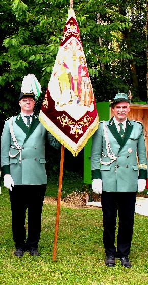 Die restaurierte 2. Fahne mit Herbert Weber und Gebhard Gerken