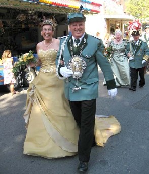 König 2007 Dieter Breuer mit Ehefrau Inge im Festumzug am Sonntag Nachmittag.