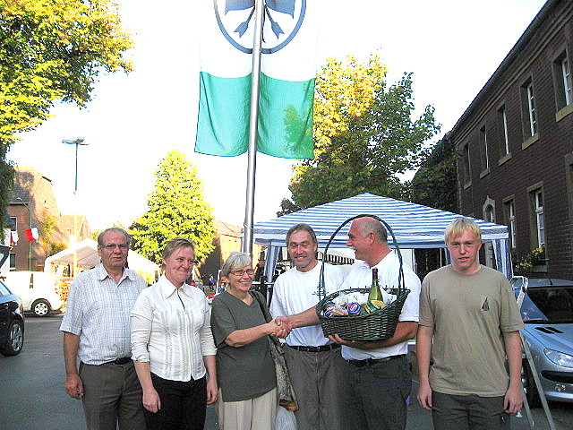 vlnr: 1. Kassierer Hans-Gert Clemens, Ellen Mielke, Gertrud Meinen, König 2009 Manfred Mielke, Brudermeister Gebhard Gerken, Prinz 2009 Tobias Mielke