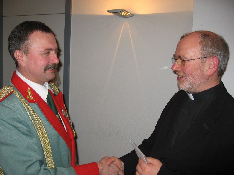 Schießmeister Dieter Bongartz gratuliert dem Präses Dieter Telorac zum 25-jährigen Priesterjubiläum.