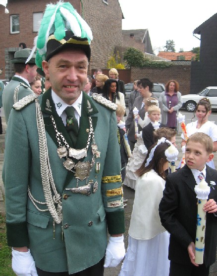 König 2009 Manfred Mielke begleitet die Kommunionkinder
