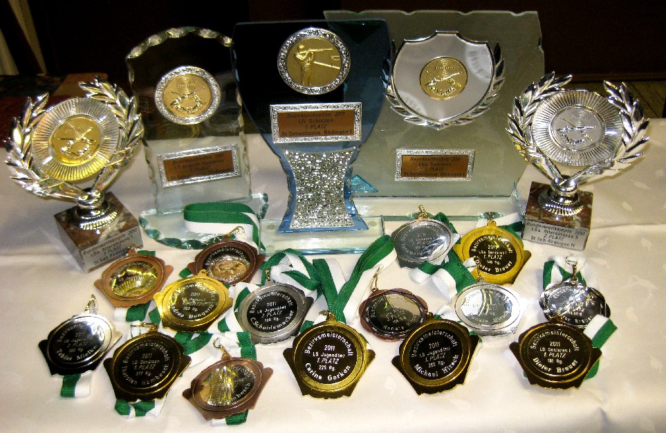 Plaketten und Pokale für die Sieger und Platzierten